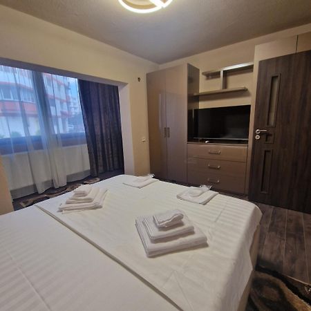 קורטאה דה ארגס Apartament Iulius 3 Manastire מראה חיצוני תמונה