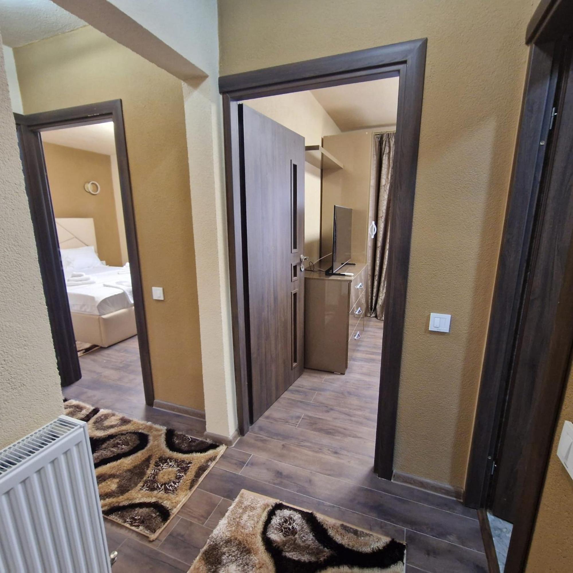 קורטאה דה ארגס Apartament Iulius 3 Manastire מראה חיצוני תמונה