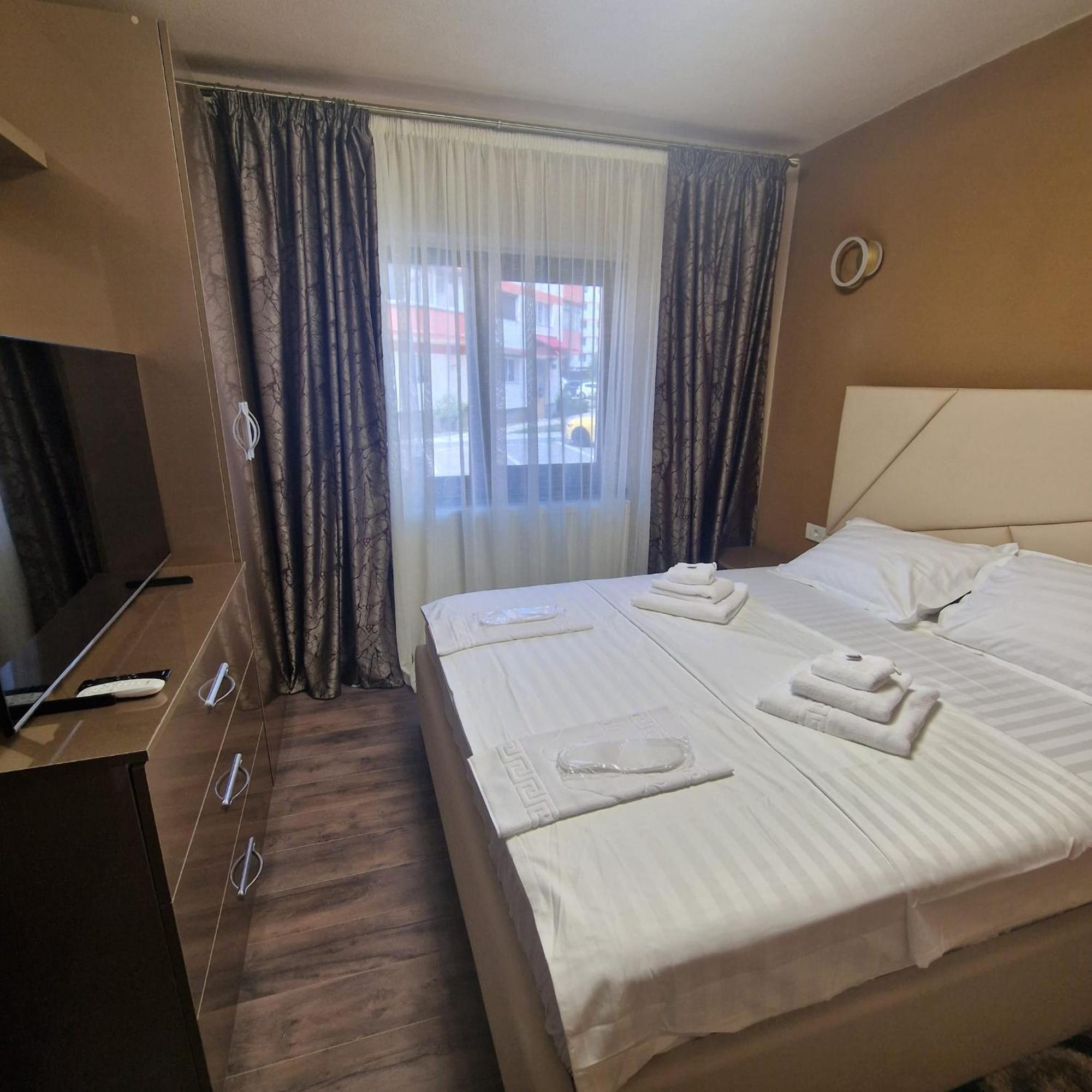 קורטאה דה ארגס Apartament Iulius 3 Manastire מראה חיצוני תמונה