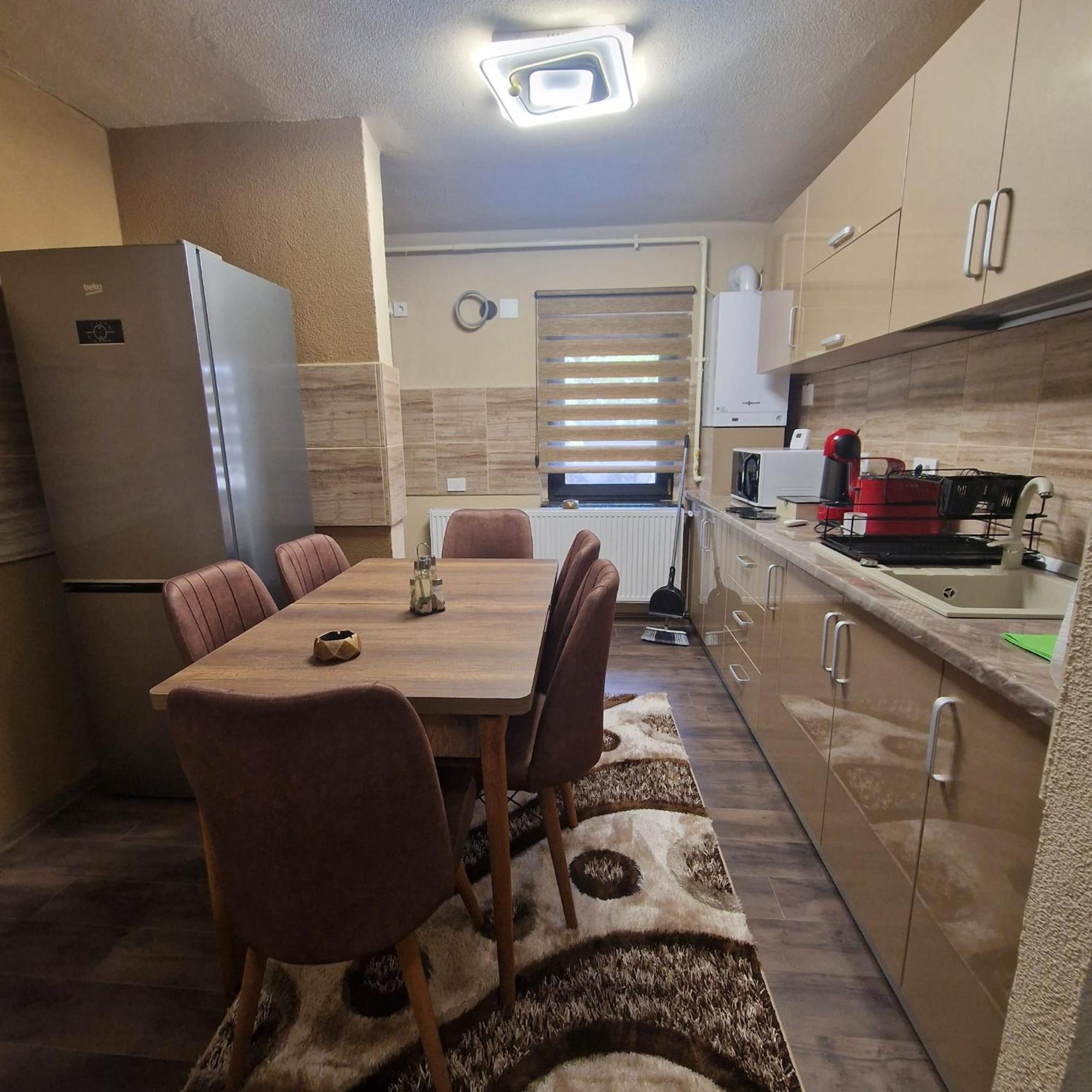 קורטאה דה ארגס Apartament Iulius 3 Manastire מראה חיצוני תמונה