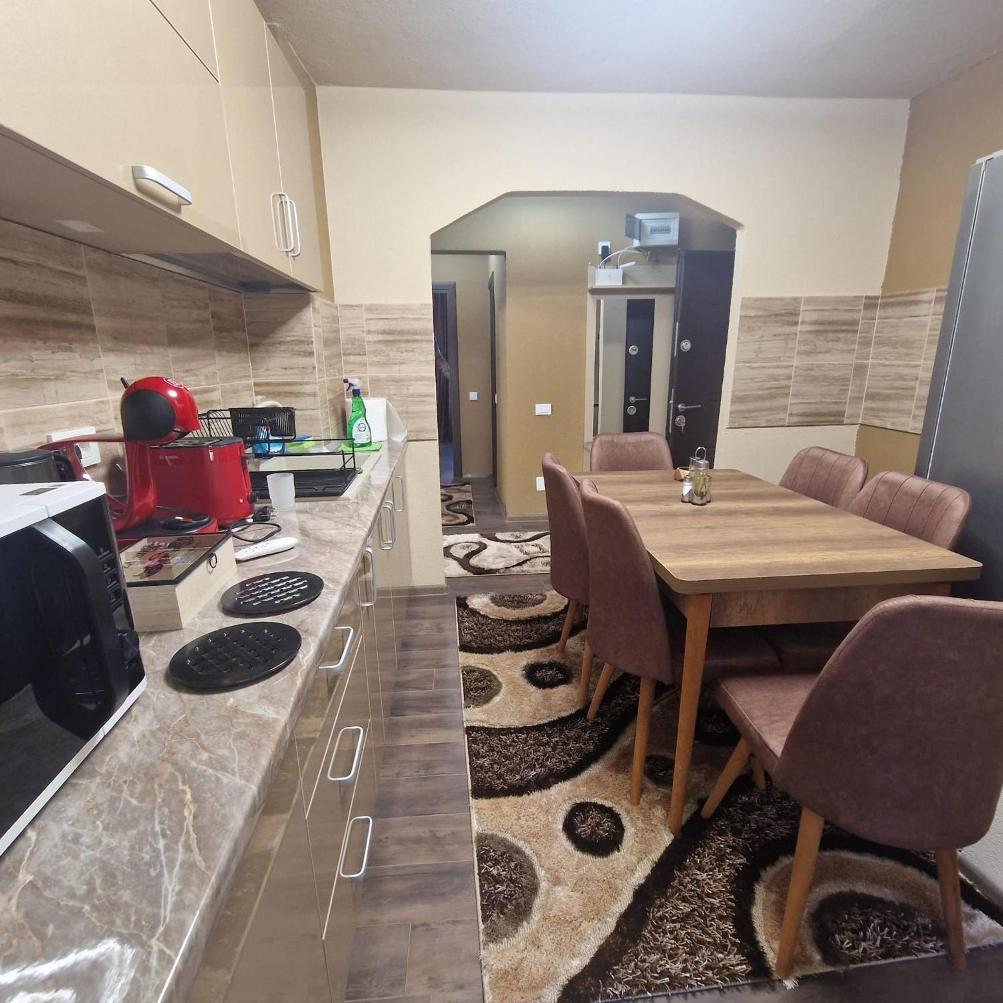 קורטאה דה ארגס Apartament Iulius 3 Manastire מראה חיצוני תמונה