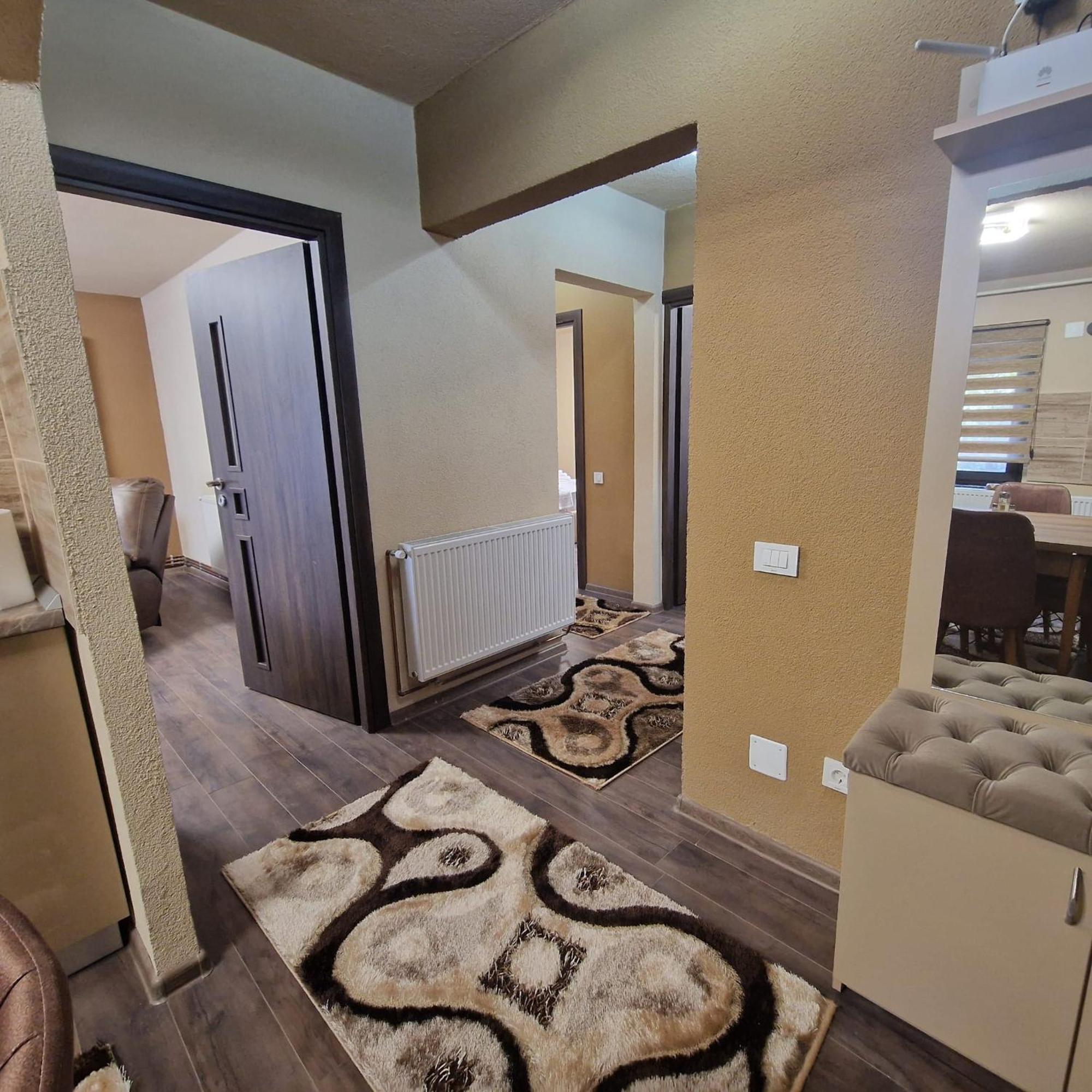 קורטאה דה ארגס Apartament Iulius 3 Manastire מראה חיצוני תמונה