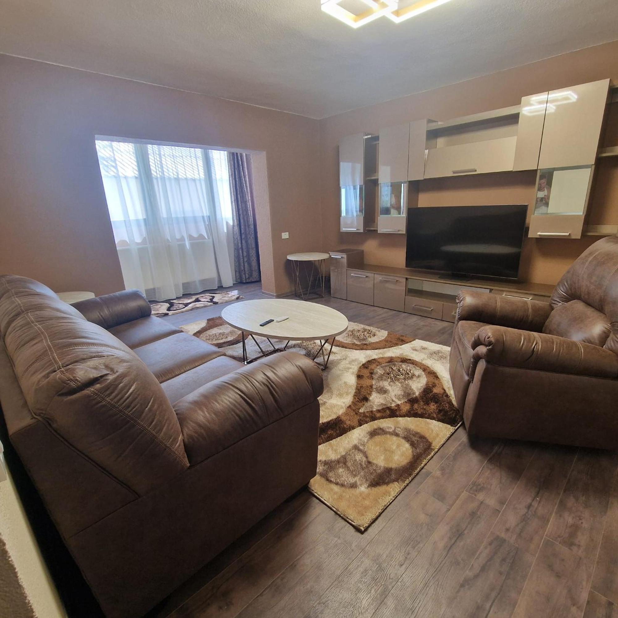 קורטאה דה ארגס Apartament Iulius 3 Manastire מראה חיצוני תמונה
