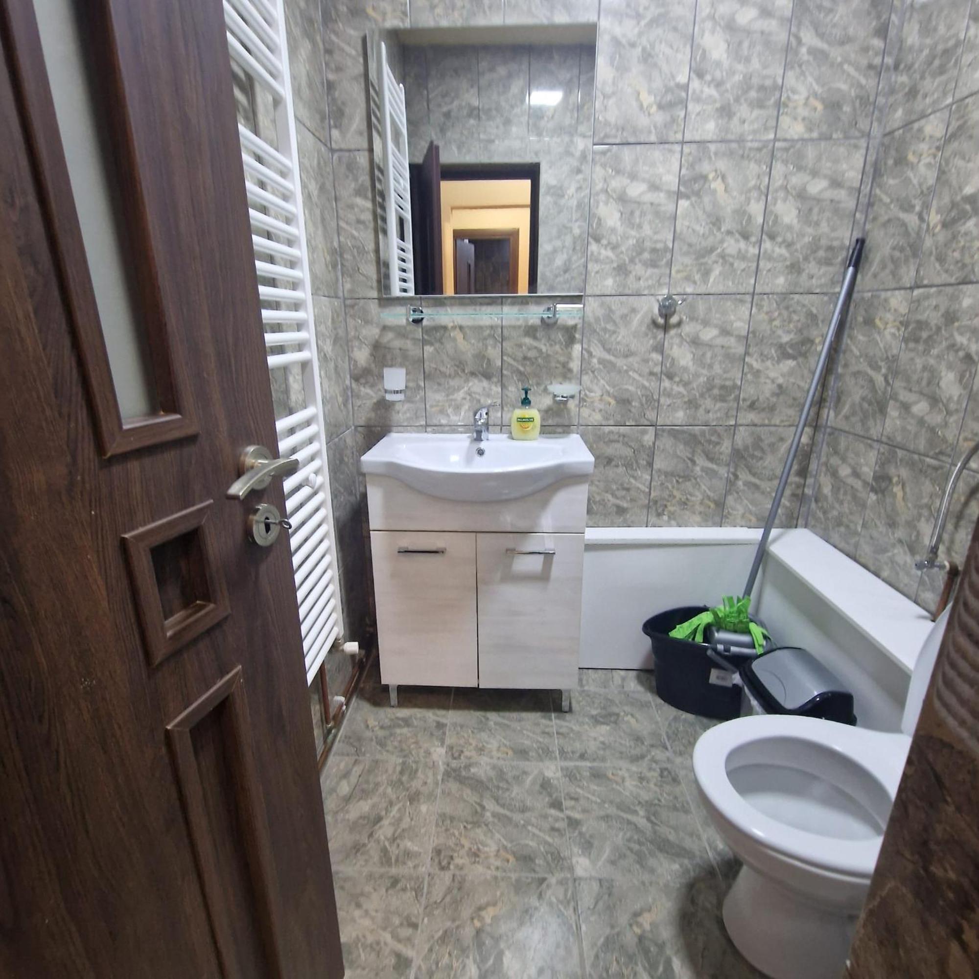 קורטאה דה ארגס Apartament Iulius 3 Manastire מראה חיצוני תמונה
